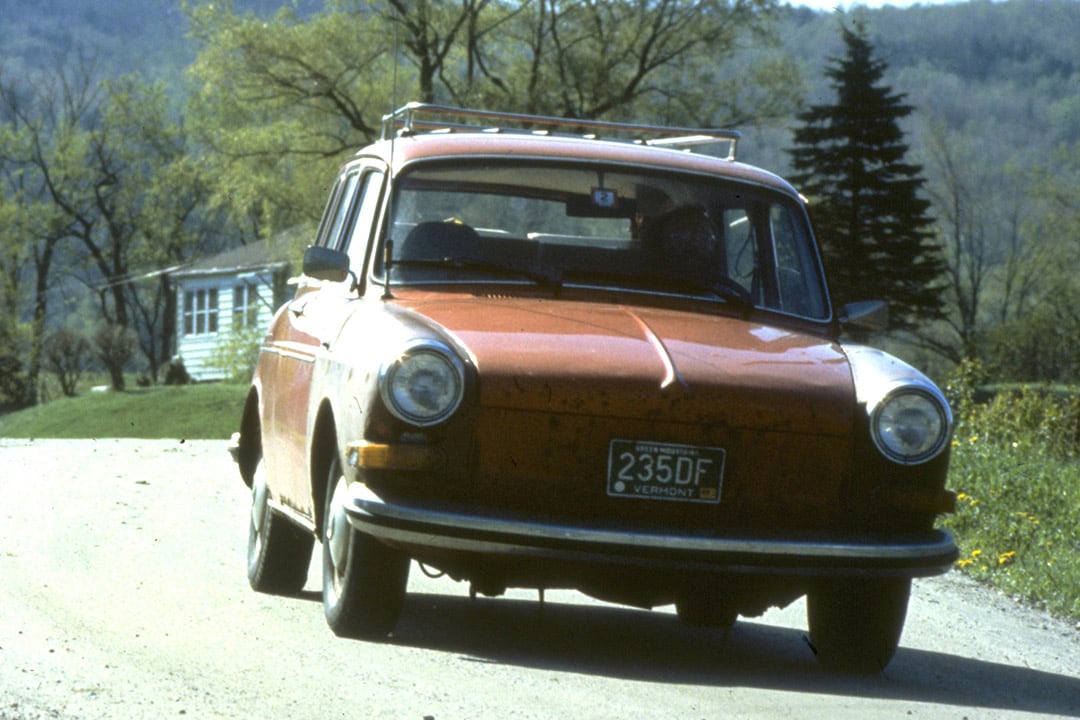 1980 Angebot und Nachfrage Ein Auto fährt die Straße entlang