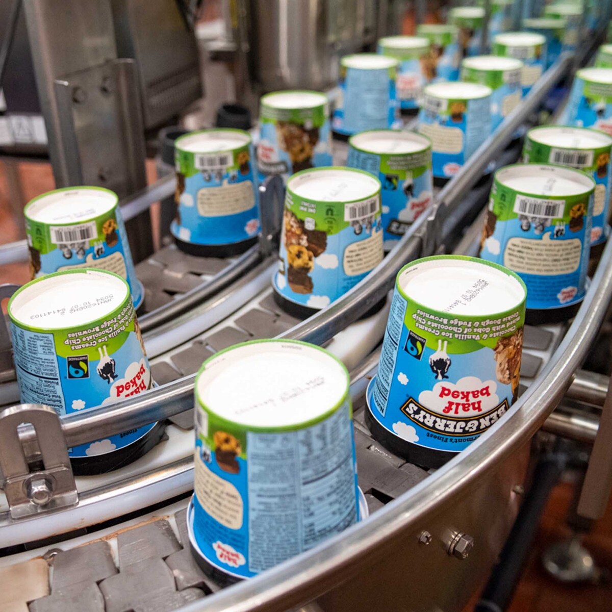 Ben & Jerry’s Eiscremebecher in einer Fabrikanlage