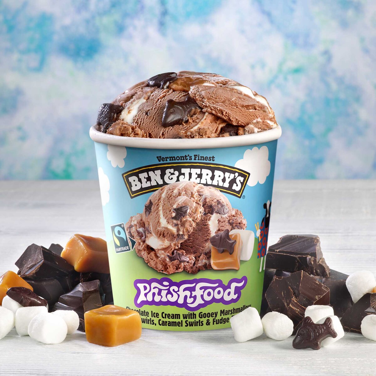 Ein Becher Ben & Jerry’s Eiscreme der Sorte Phish Food